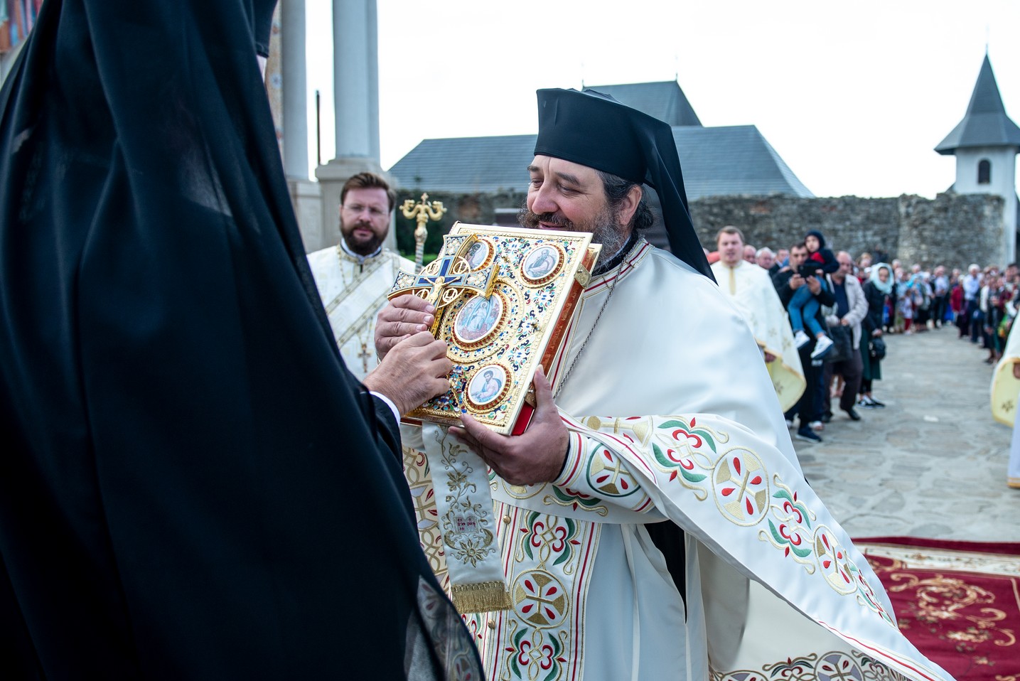 Foto: Constantin Comici Mitropolitul Moldovei, la Mănăstirea Hadâmbu: „Nașterea și creșterea de prunci este cariera cea mai aleasă, cea mai înaltă”