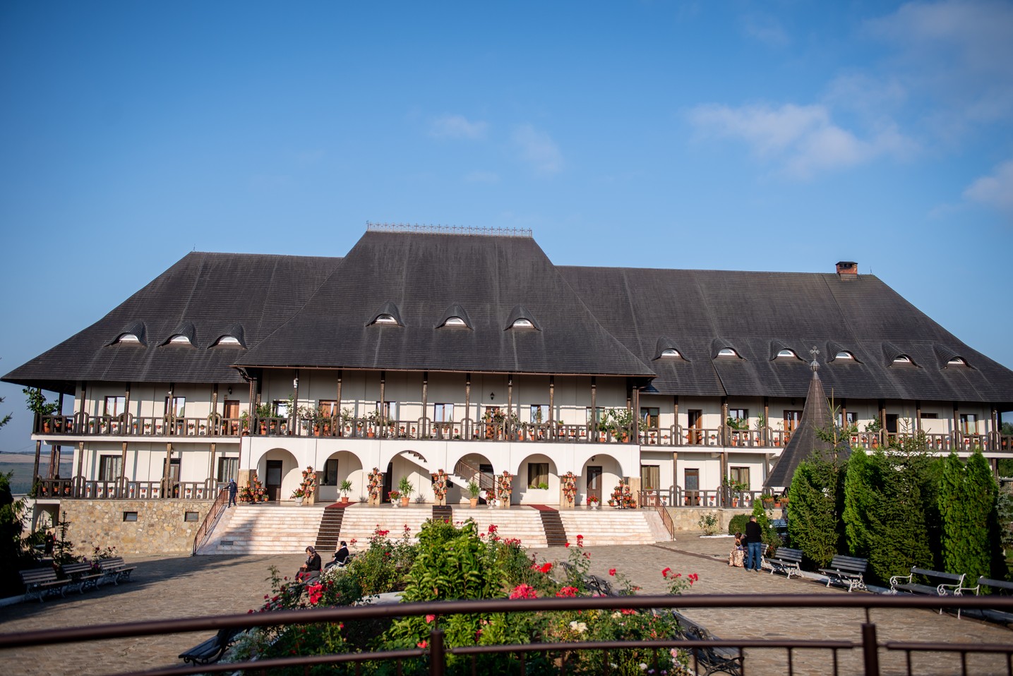 Foto: Constantin Comici Mitropolitul Moldovei, la Mănăstirea Hadâmbu: „Nașterea și creșterea de prunci este cariera cea mai aleasă, cea mai înaltă”