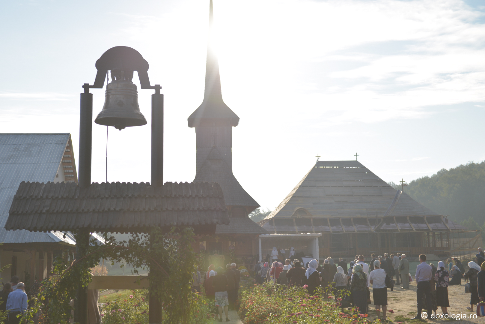 (Foto) Slujbă arhierească de hramul Mănăstirii Lebăda - Înălțarea Sfintei Cruci