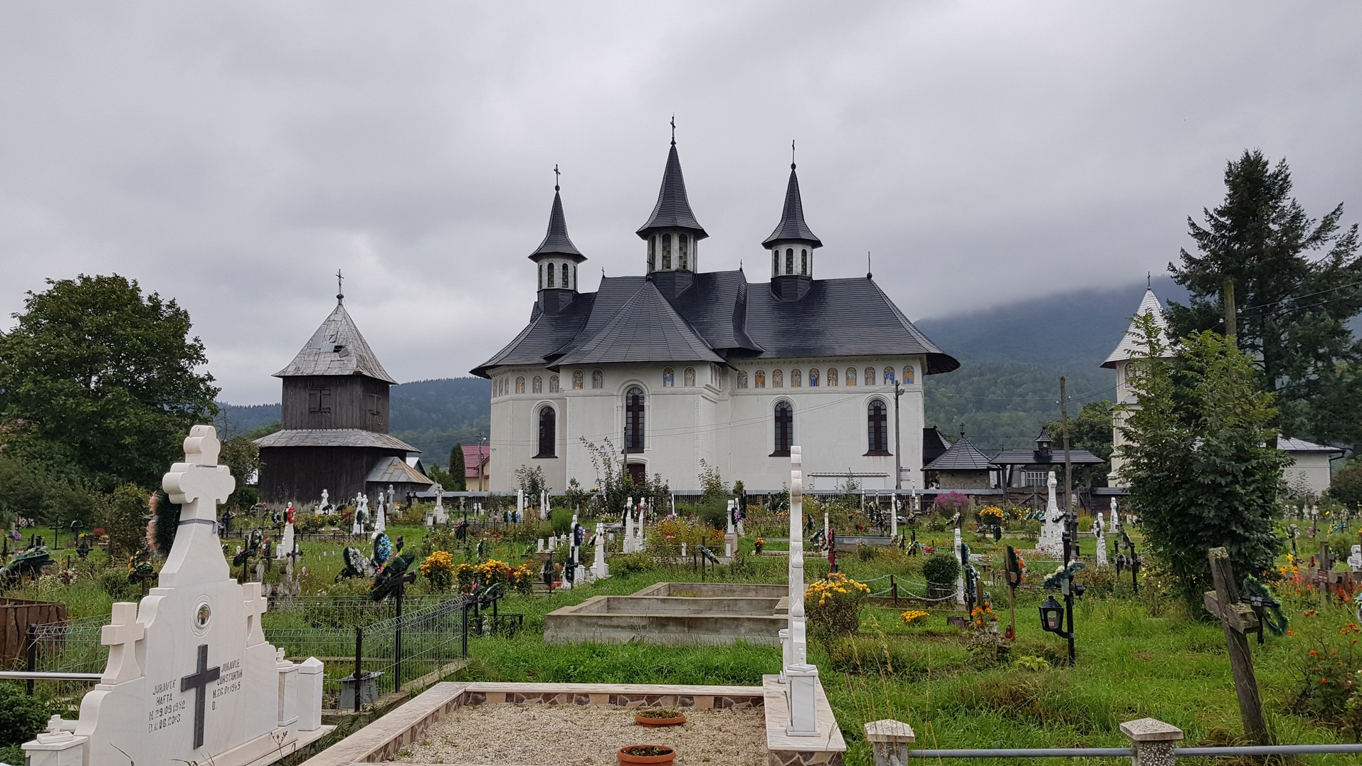 IPS Arhiepiscop Pimen, la Straja: „Să nu ne împuținăm sufletește atunci când suntem în necazuri și în suferințe”