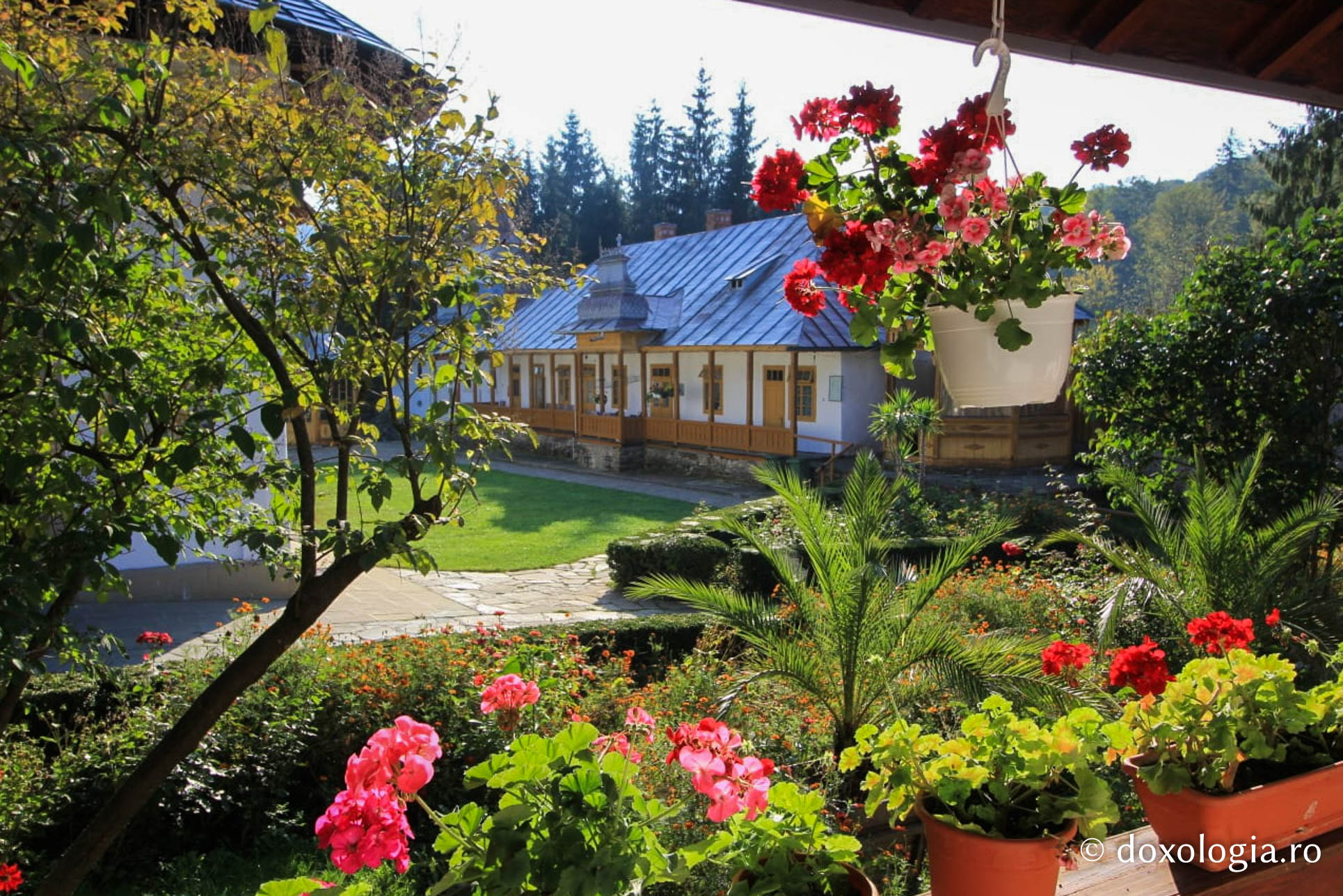 (Foto) Început de toamnă la Mănăstirea Sihăstria