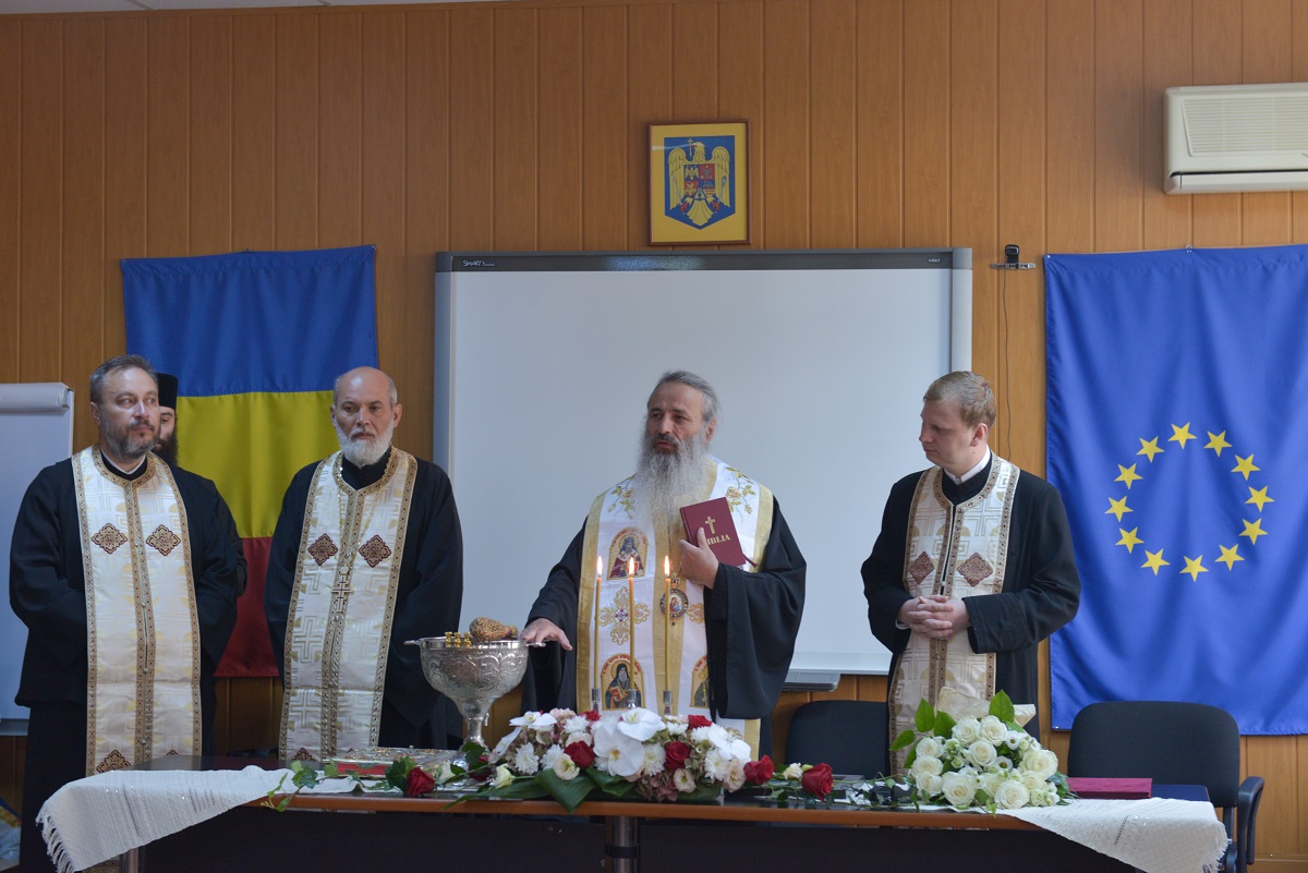 Ierarhul a oficiat o slujbă de binecuvântare și la sediul Inspectoratului Școlar Judeţean Neamț/ Foto: Alex Atudori IPS Mitropolit Teofan, la deschiderea anului școlar: „Din ce în ce mai mult, în lumea aceasta a schimbării, ni se propun nu certitudini, ci dileme”