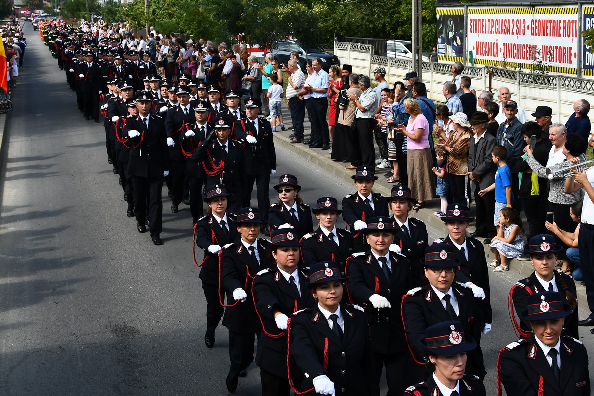 Biserica pompierilor din Moineşti, resfinţită de IPS Ioachim Biserica pompierilor din Moineşti, resfinţită de IPS Ioachim
