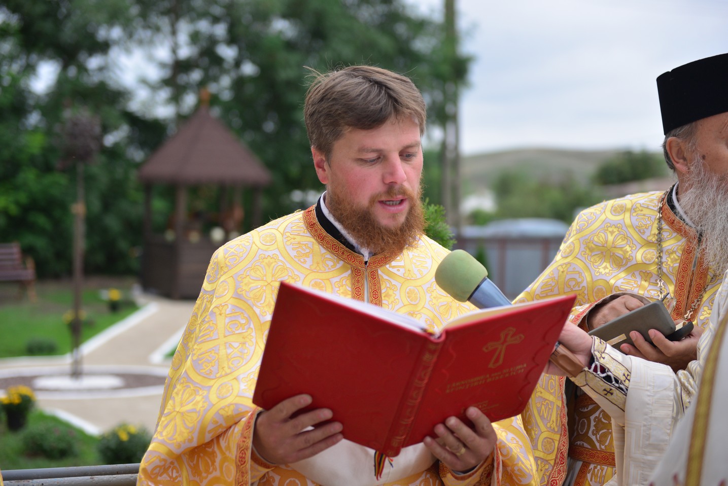 Sfințire de biserică la Bătrânești, Botoșani: „Sfânta Cruce ne identifică, ne arată cine suntem”