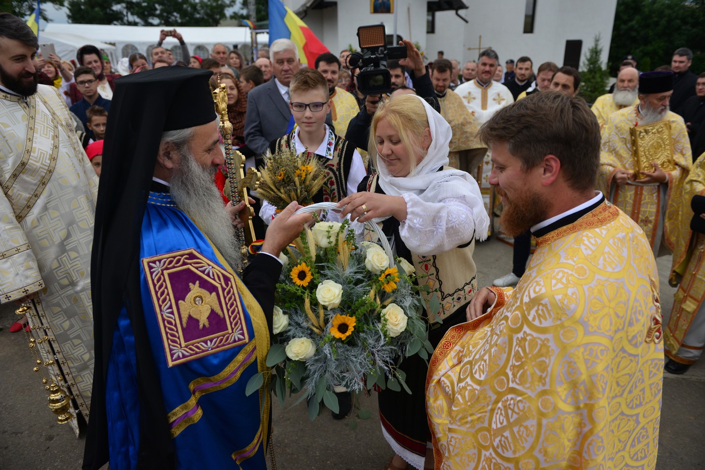 Sfințire de biserică la Bătrânești, Botoșani: „Sfânta Cruce ne identifică, ne arată cine suntem”