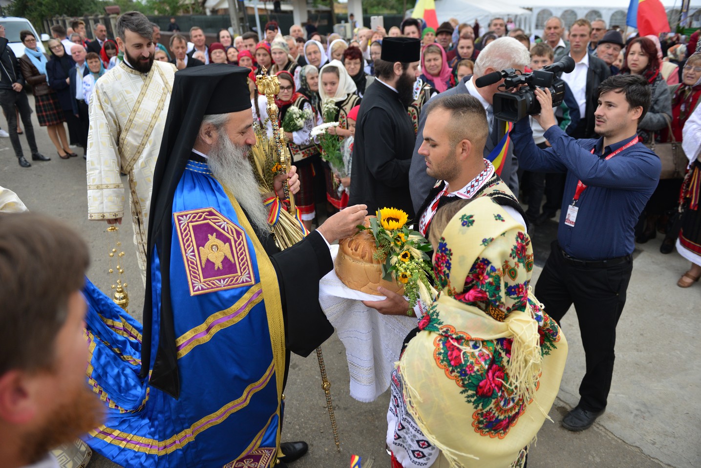 Sfințire de biserică la Bătrânești, Botoșani: „Sfânta Cruce ne identifică, ne arată cine suntem”