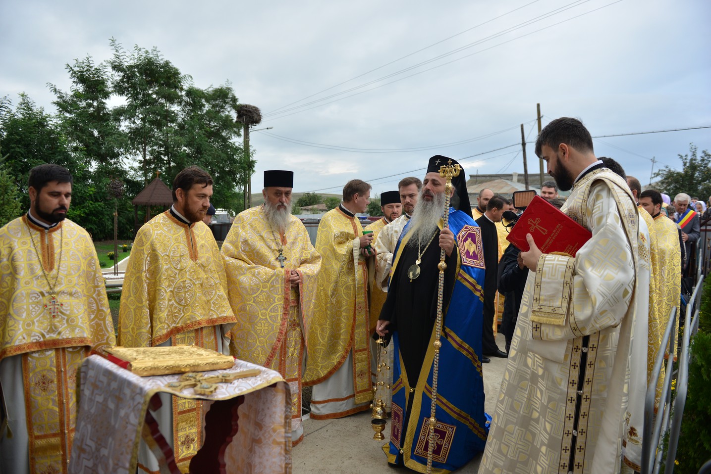 Sfințire de biserică la Bătrânești, Botoșani: „Sfânta Cruce ne identifică, ne arată cine suntem”