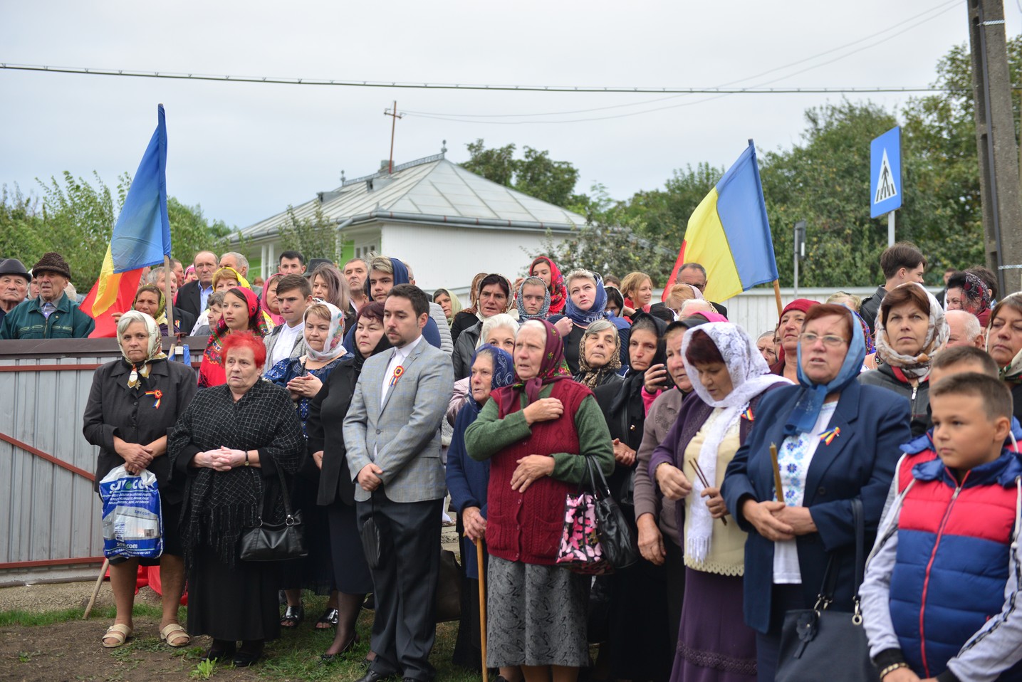 Sfințire de biserică la Bătrânești, Botoșani: „Sfânta Cruce ne identifică, ne arată cine suntem”