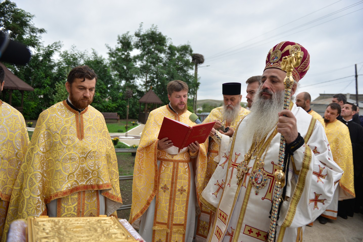 Sfințire de biserică la Bătrânești, Botoșani: „Sfânta Cruce ne identifică, ne arată cine suntem”