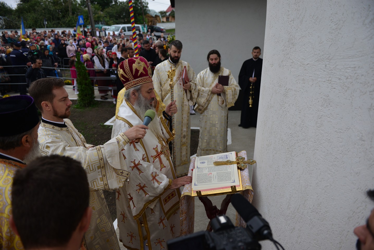 Sfințire de biserică la Bătrânești, Botoșani: „Sfânta Cruce ne identifică, ne arată cine suntem”
