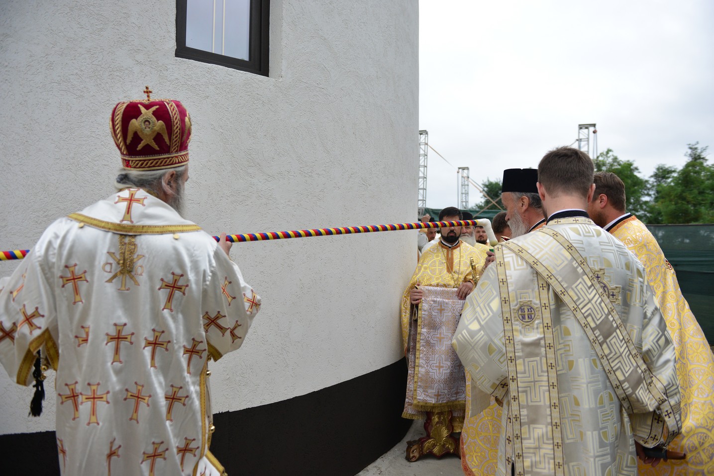 Sfințire de biserică la Bătrânești, Botoșani: „Sfânta Cruce ne identifică, ne arată cine suntem”