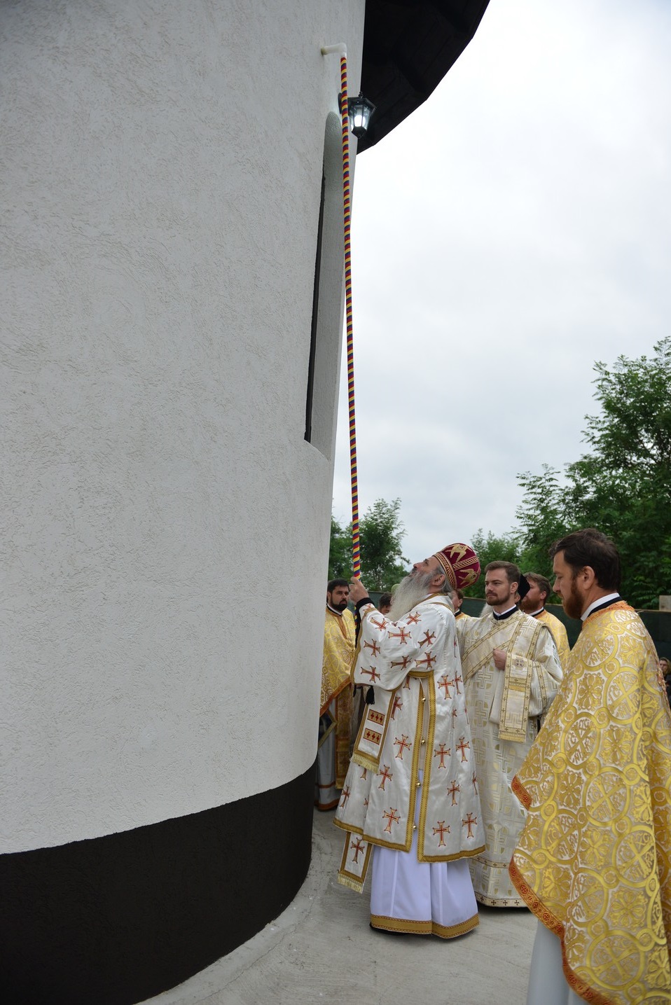 Sfințire de biserică la Bătrânești, Botoșani: „Sfânta Cruce ne identifică, ne arată cine suntem”