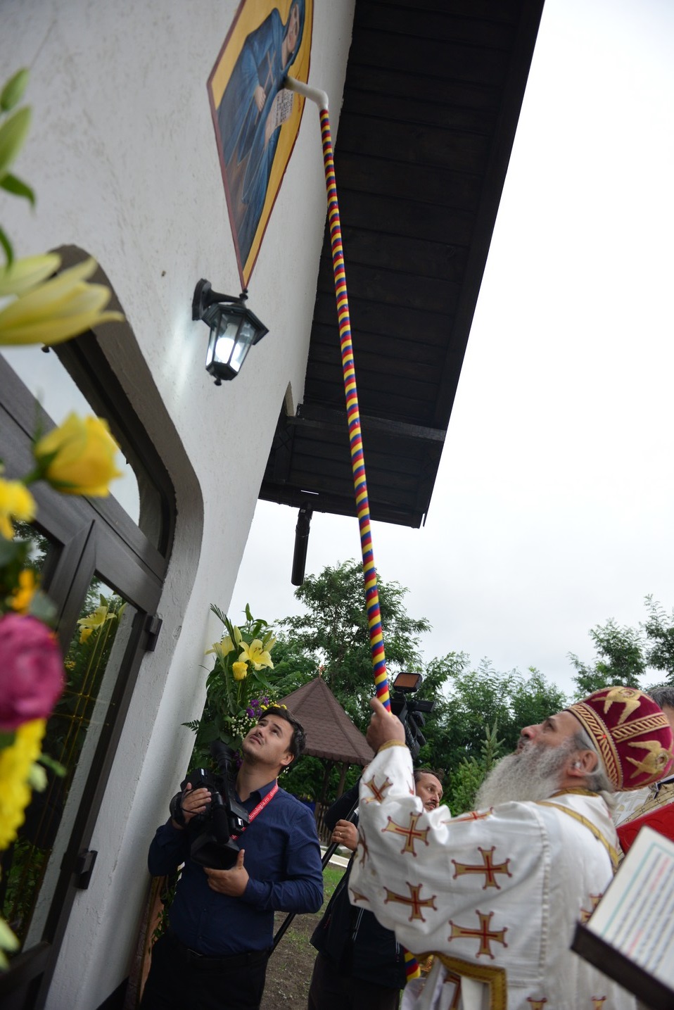 Sfințire de biserică la Bătrânești, Botoșani: „Sfânta Cruce ne identifică, ne arată cine suntem”