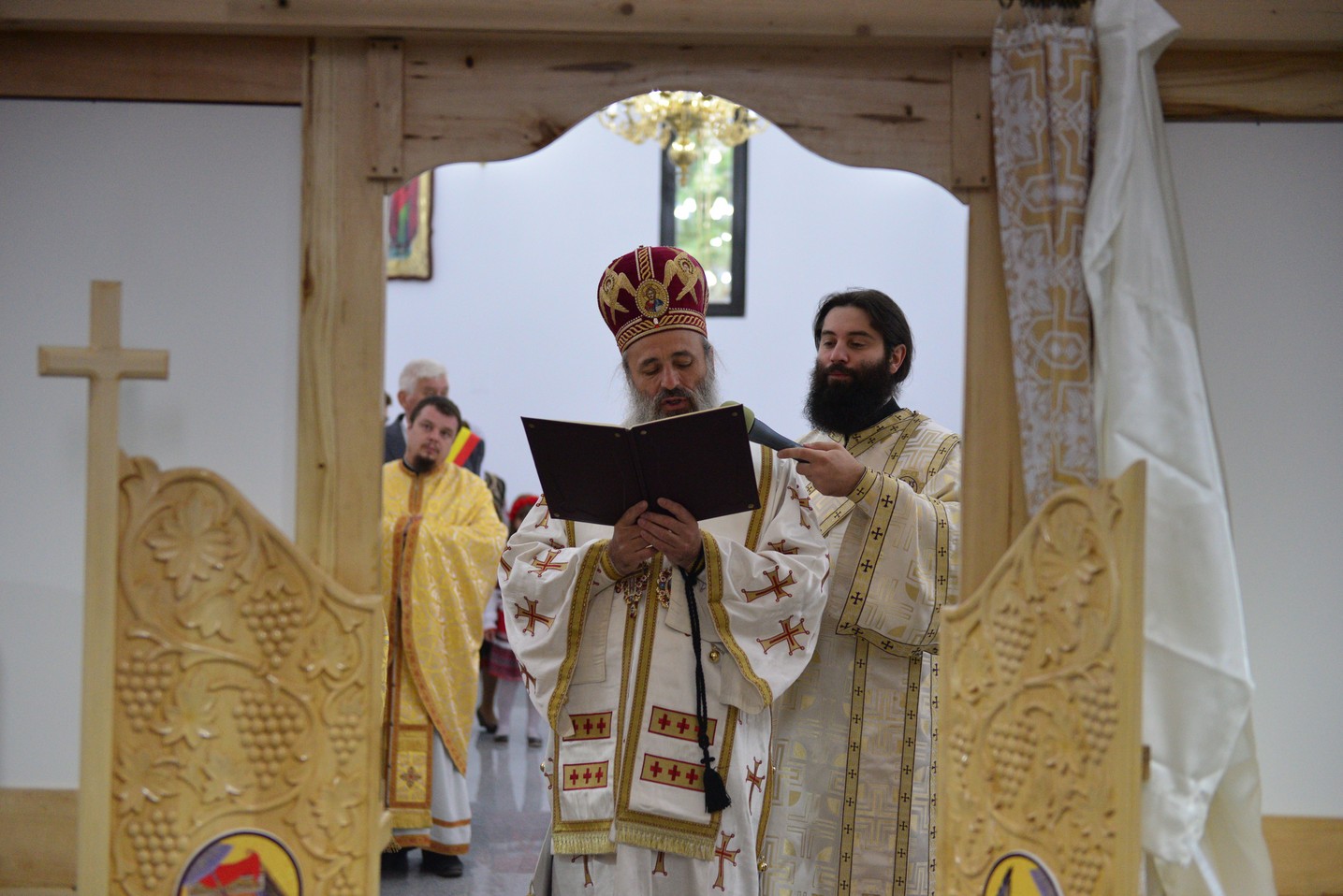 Sfințire de biserică la Bătrânești, Botoșani: „Sfânta Cruce ne identifică, ne arată cine suntem”