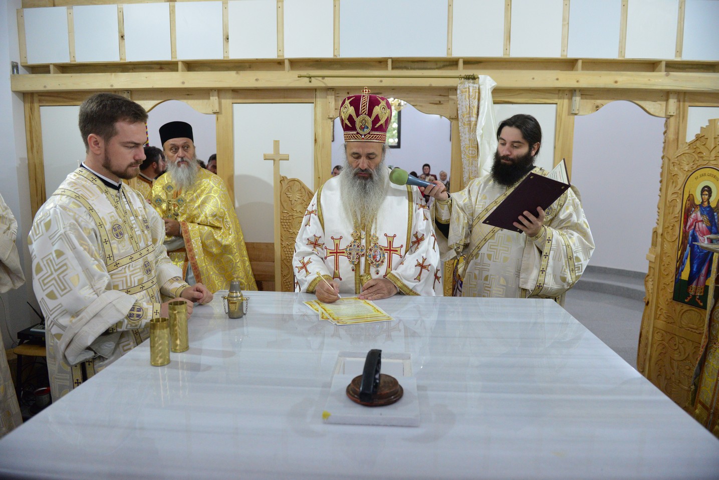 Sfințire de biserică la Bătrânești, Botoșani: „Sfânta Cruce ne identifică, ne arată cine suntem”