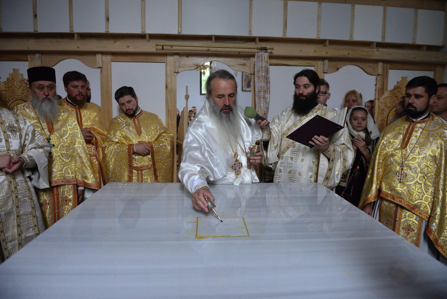 Sfințire de biserică la Bătrânești, Botoșani: „Sfânta Cruce ne identifică, ne arată cine suntem”