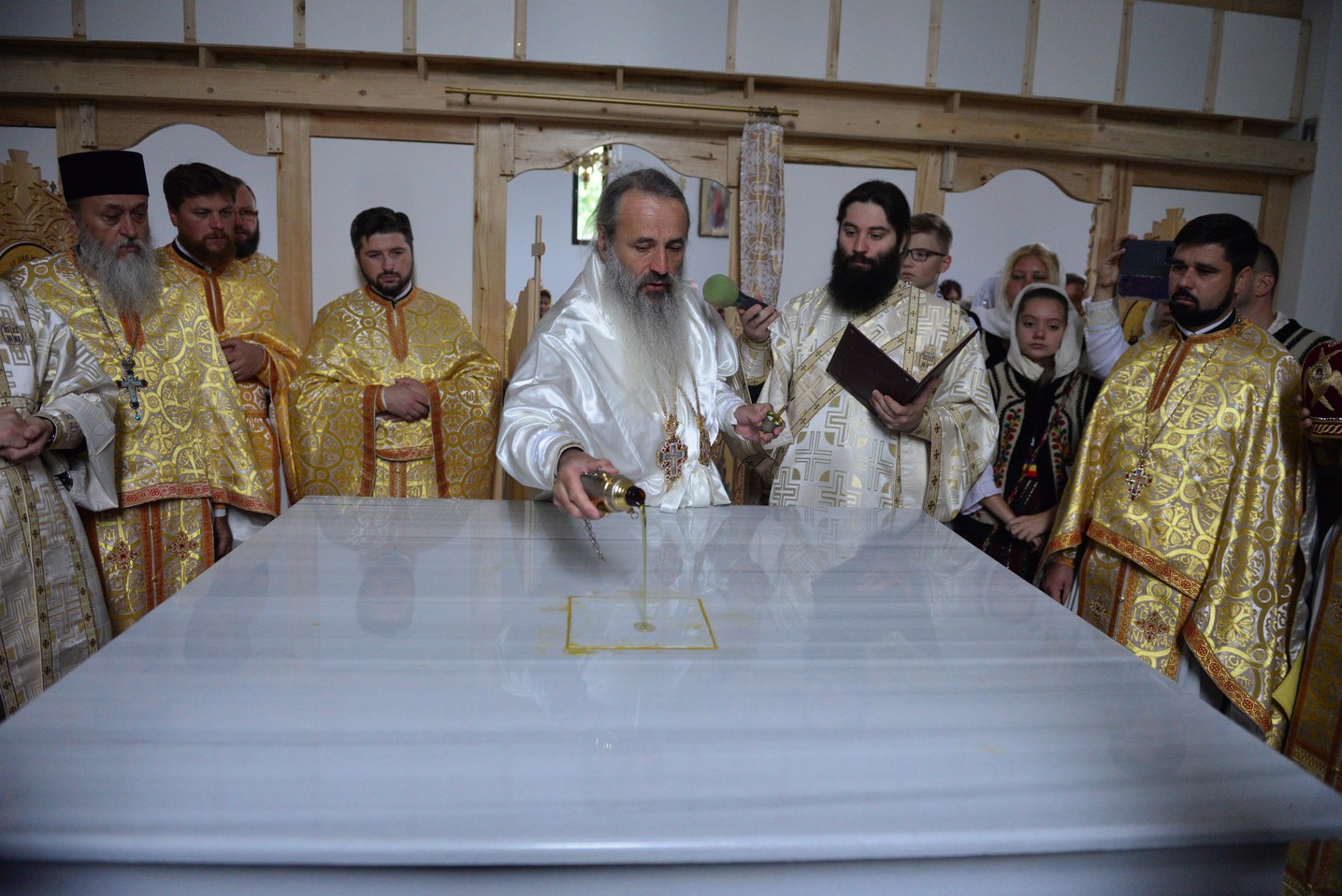 Sfințire de biserică la Bătrânești, Botoșani: „Sfânta Cruce ne identifică, ne arată cine suntem”