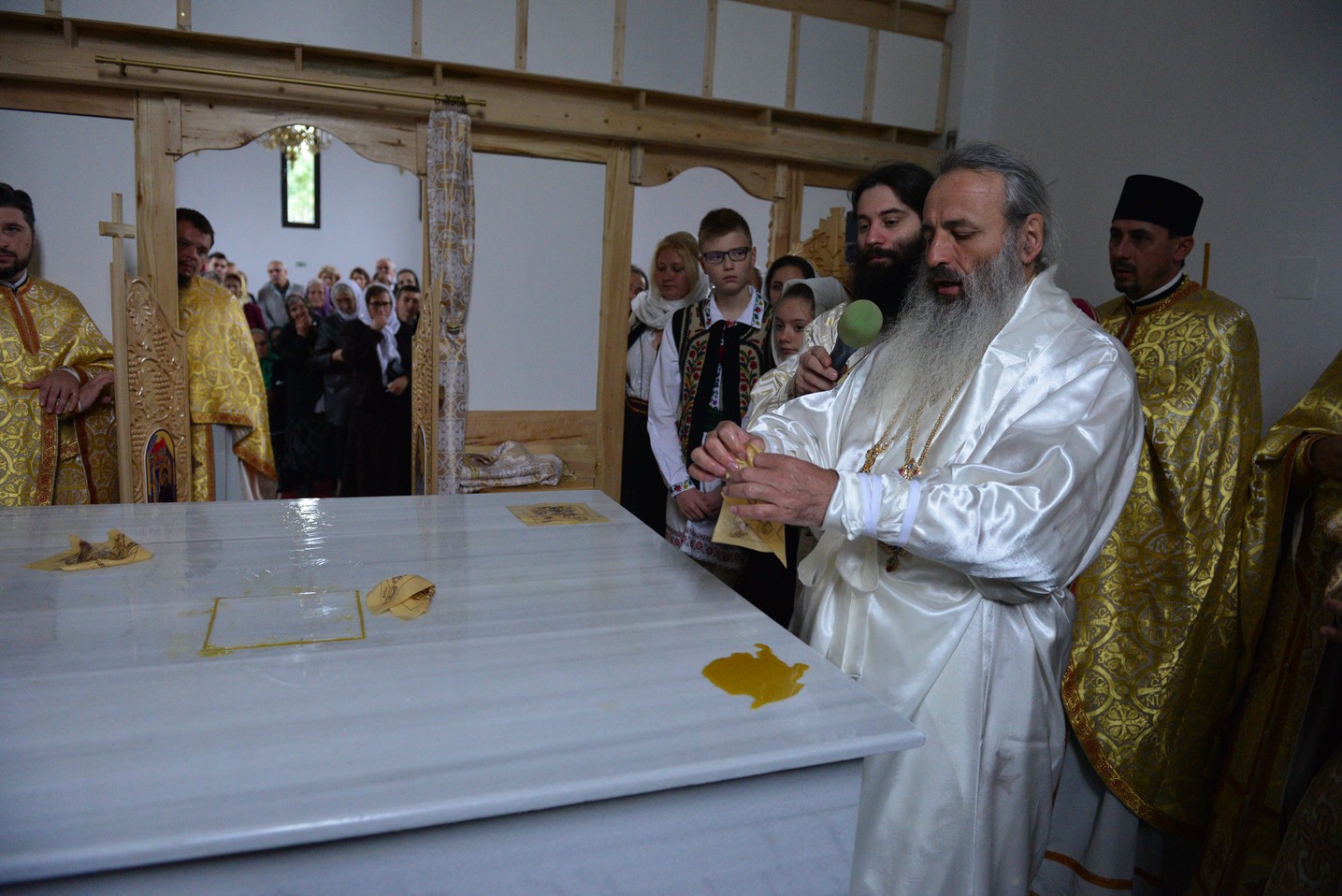 Sfințire de biserică la Bătrânești, Botoșani: „Sfânta Cruce ne identifică, ne arată cine suntem”