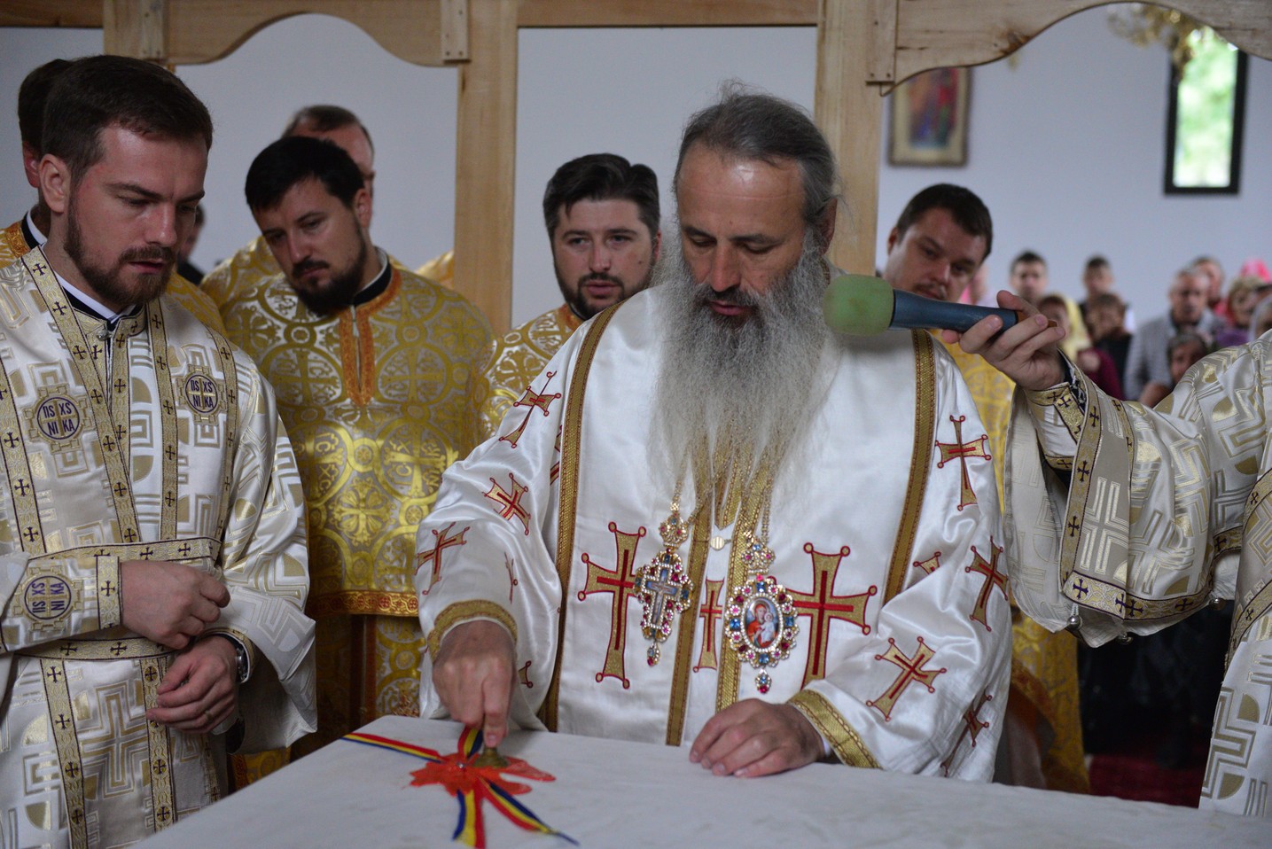 Sfințire de biserică la Bătrânești, Botoșani: „Sfânta Cruce ne identifică, ne arată cine suntem”