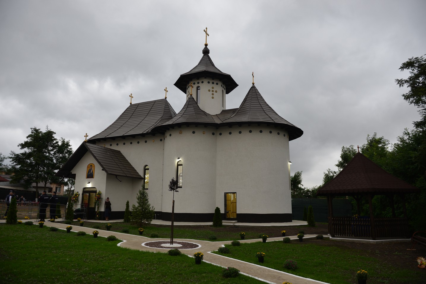 Sfințire de biserică la Bătrânești, Botoșani: „Sfânta Cruce ne identifică, ne arată cine suntem”