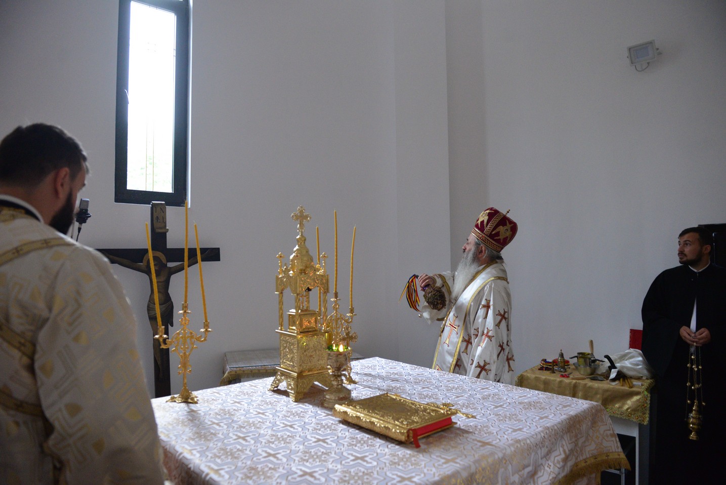 Sfințire de biserică la Bătrânești, Botoșani: „Sfânta Cruce ne identifică, ne arată cine suntem”