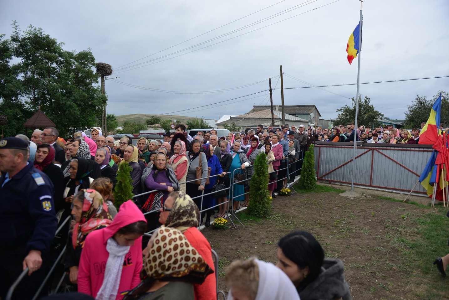 Sfințire de biserică la Bătrânești, Botoșani: „Sfânta Cruce ne identifică, ne arată cine suntem”