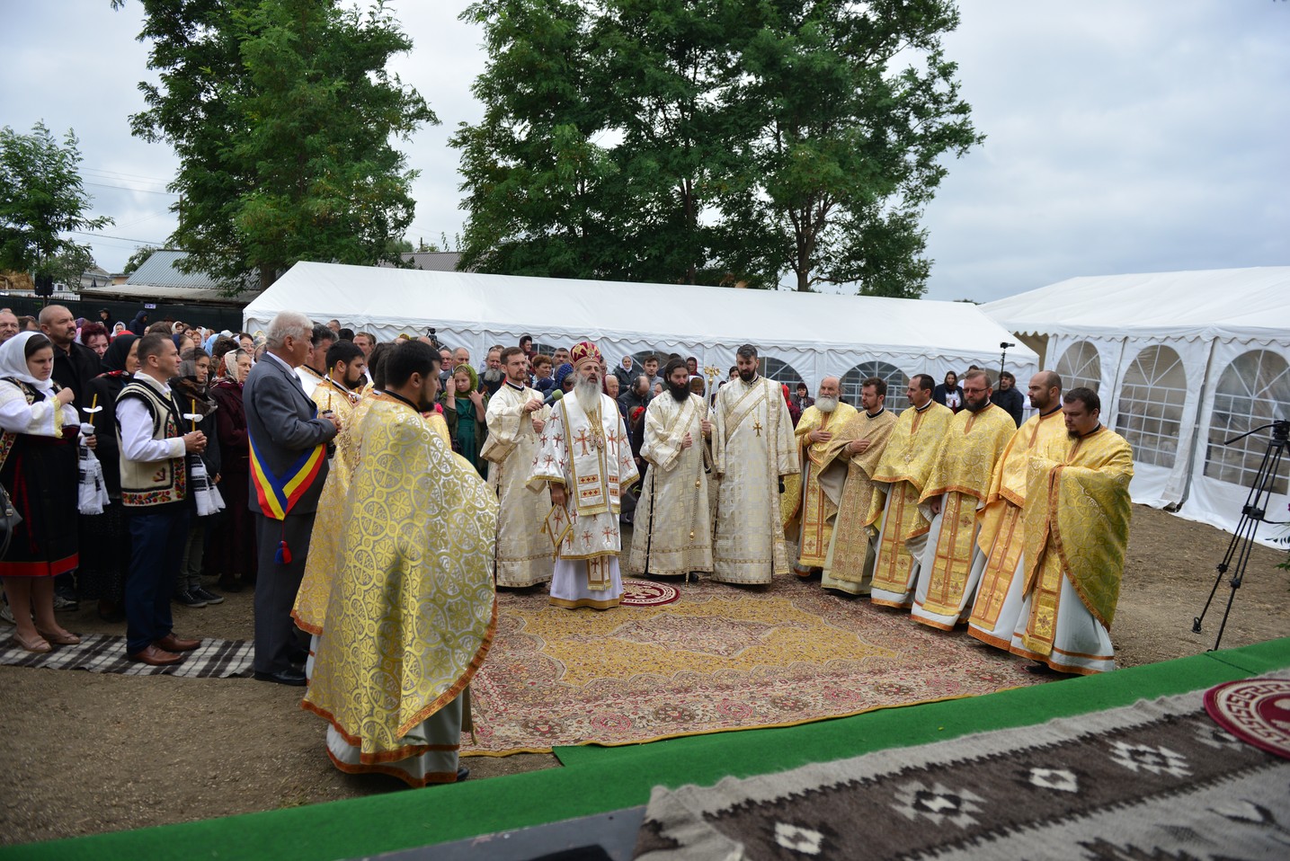 Sfințire de biserică la Bătrânești, Botoșani: „Sfânta Cruce ne identifică, ne arată cine suntem”