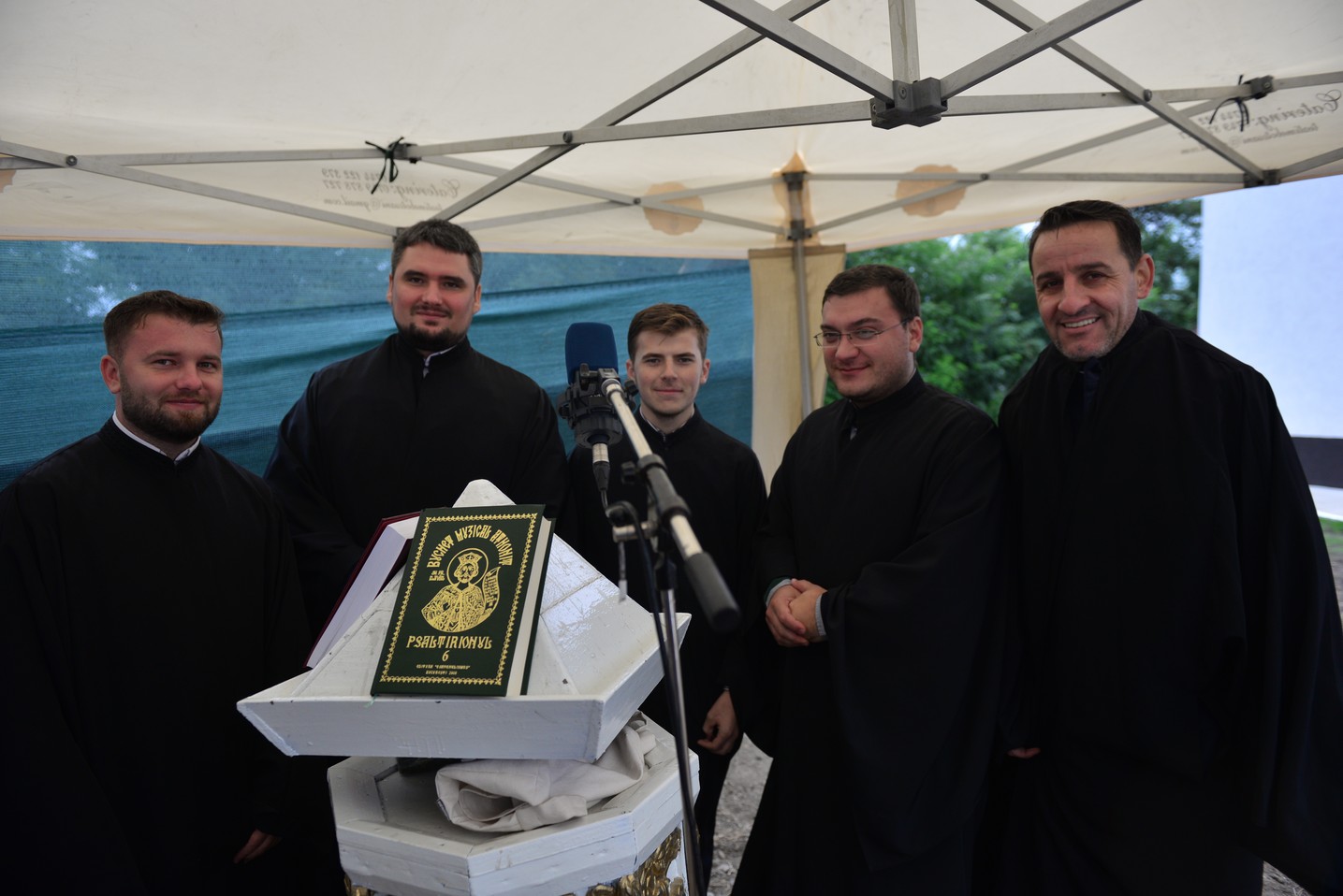 Sfințire de biserică la Bătrânești, Botoșani: „Sfânta Cruce ne identifică, ne arată cine suntem”