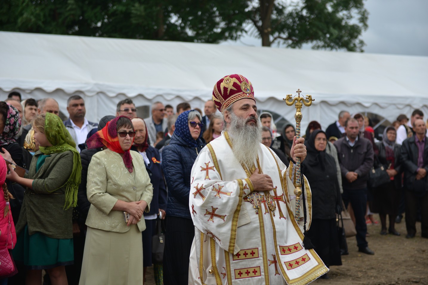 Sfințire de biserică la Bătrânești, Botoșani: „Sfânta Cruce ne identifică, ne arată cine suntem”