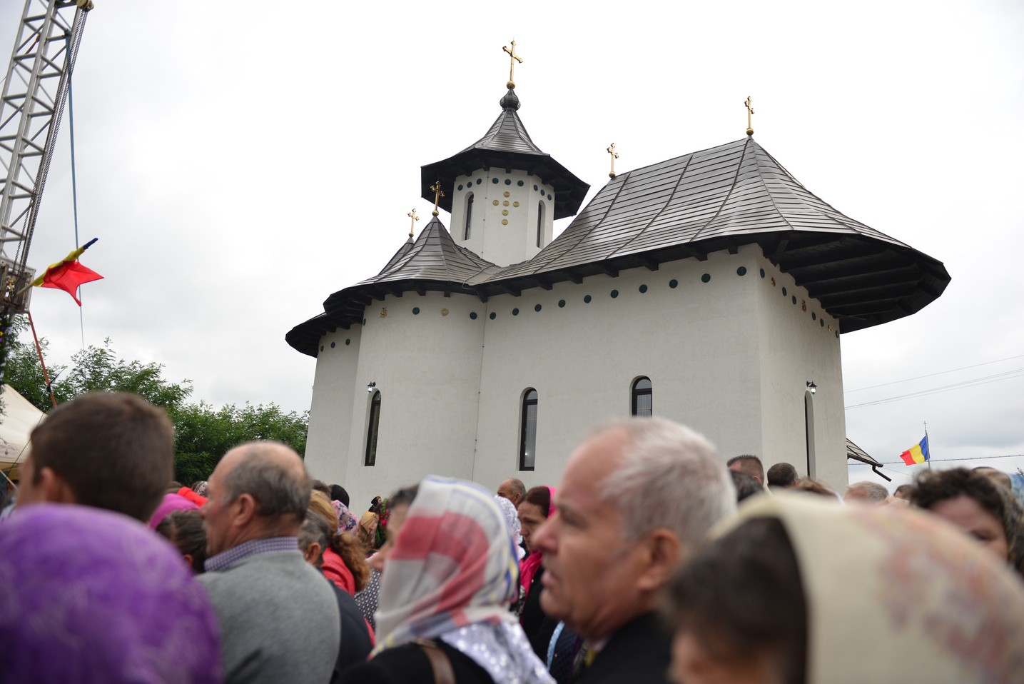 Sfințire de biserică la Bătrânești, Botoșani: „Sfânta Cruce ne identifică, ne arată cine suntem”