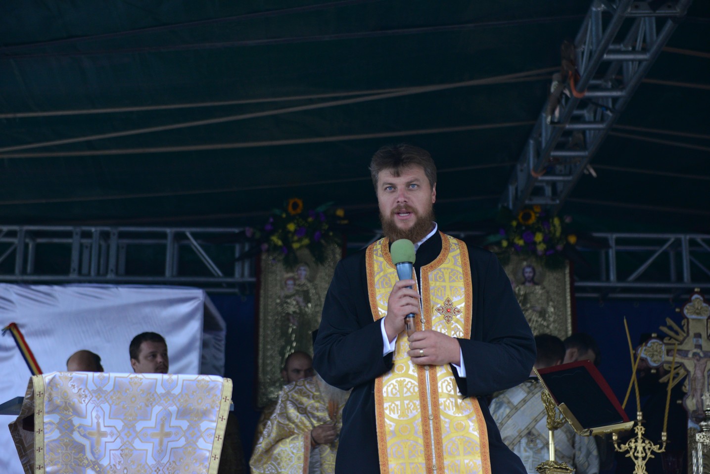 Sfințire de biserică la Bătrânești, Botoșani: „Sfânta Cruce ne identifică, ne arată cine suntem”