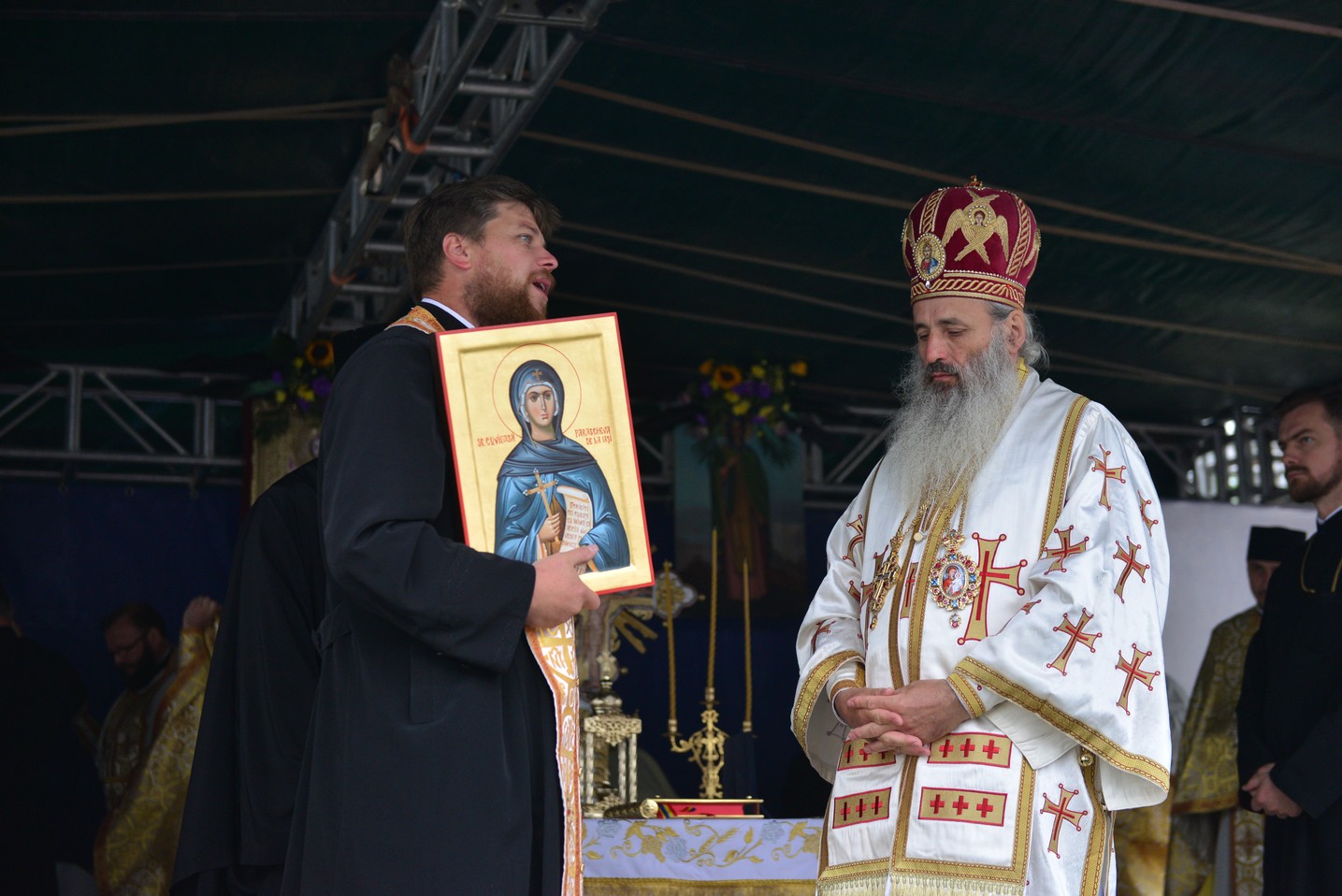 Sfințire de biserică la Bătrânești, Botoșani: „Sfânta Cruce ne identifică, ne arată cine suntem”