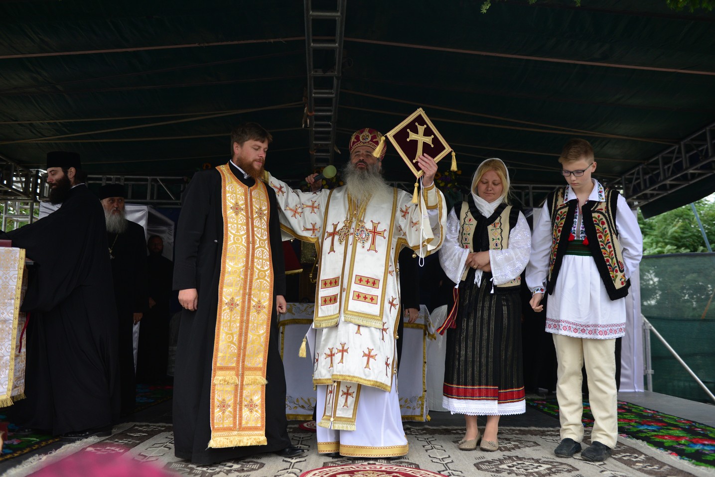 Sfințire de biserică la Bătrânești, Botoșani: „Sfânta Cruce ne identifică, ne arată cine suntem”