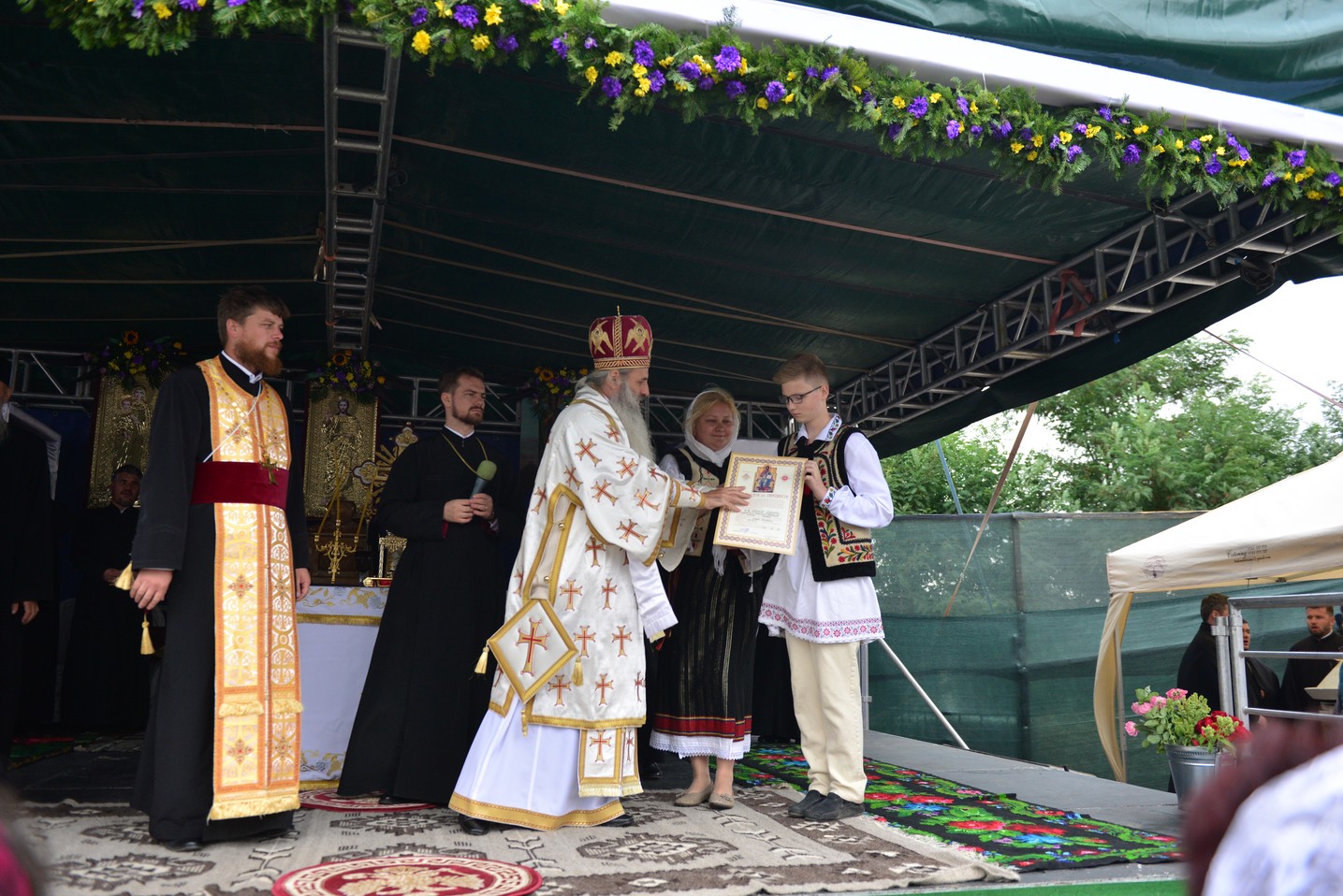 Sfințire de biserică la Bătrânești, Botoșani: „Sfânta Cruce ne identifică, ne arată cine suntem”