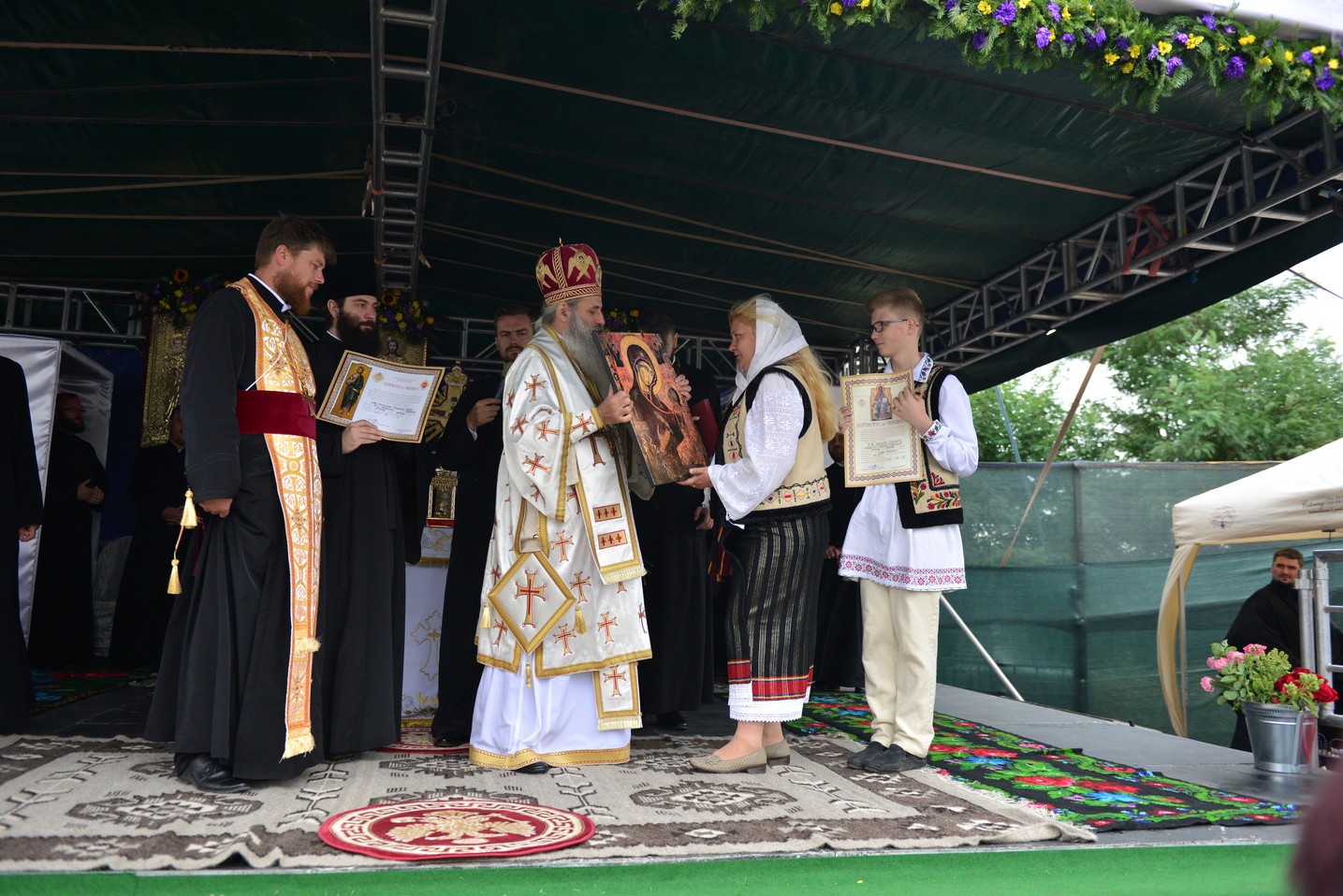 Sfințire de biserică la Bătrânești, Botoșani: „Sfânta Cruce ne identifică, ne arată cine suntem”