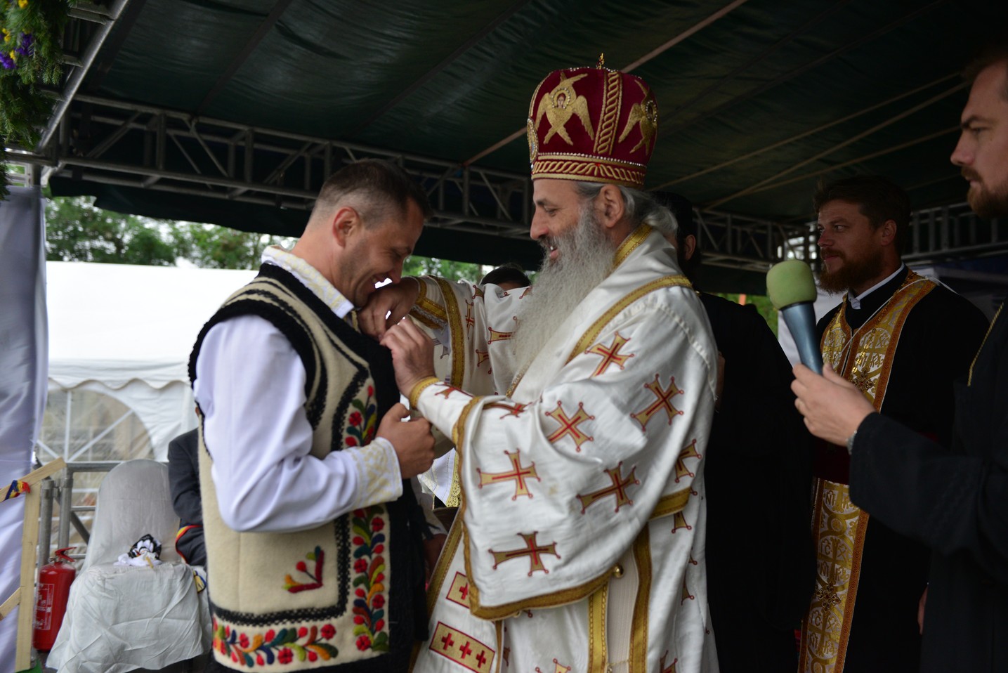 Sfințire de biserică la Bătrânești, Botoșani: „Sfânta Cruce ne identifică, ne arată cine suntem”