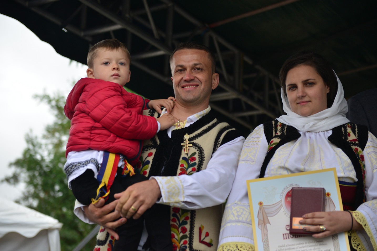 Sfințire de biserică la Bătrânești, Botoșani: „Sfânta Cruce ne identifică, ne arată cine suntem”