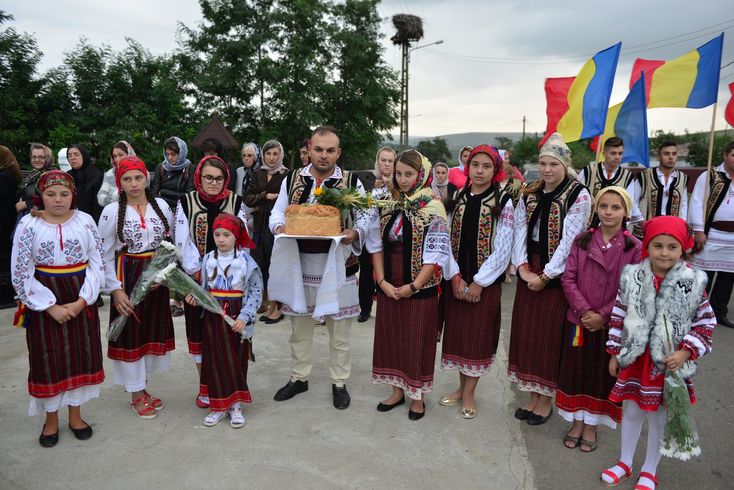 Sfințire de biserică la Bătrânești, Botoșani: „Sfânta Cruce ne identifică, ne arată cine suntem”