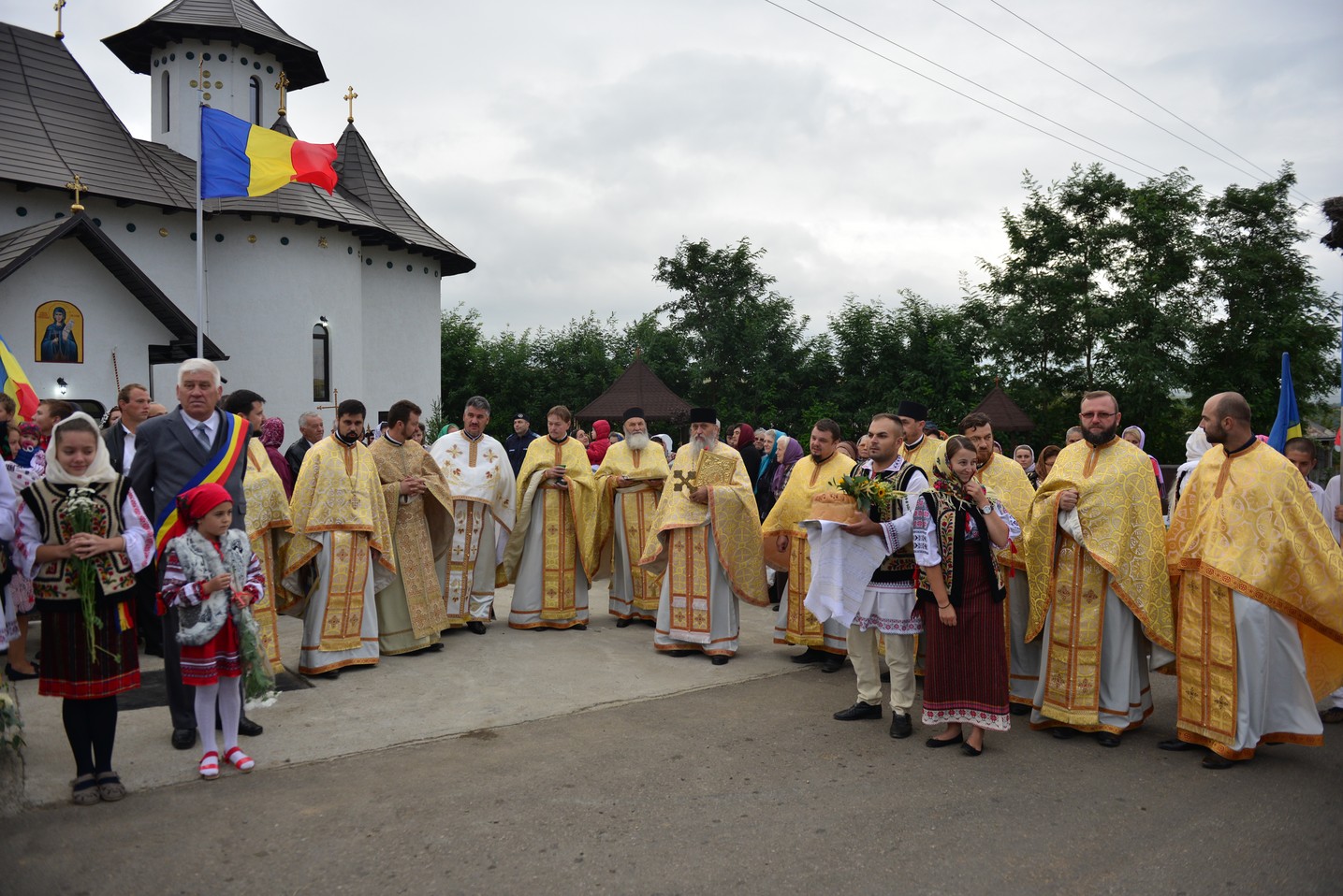 Sfințire de biserică la Bătrânești, Botoșani: „Sfânta Cruce ne identifică, ne arată cine suntem”