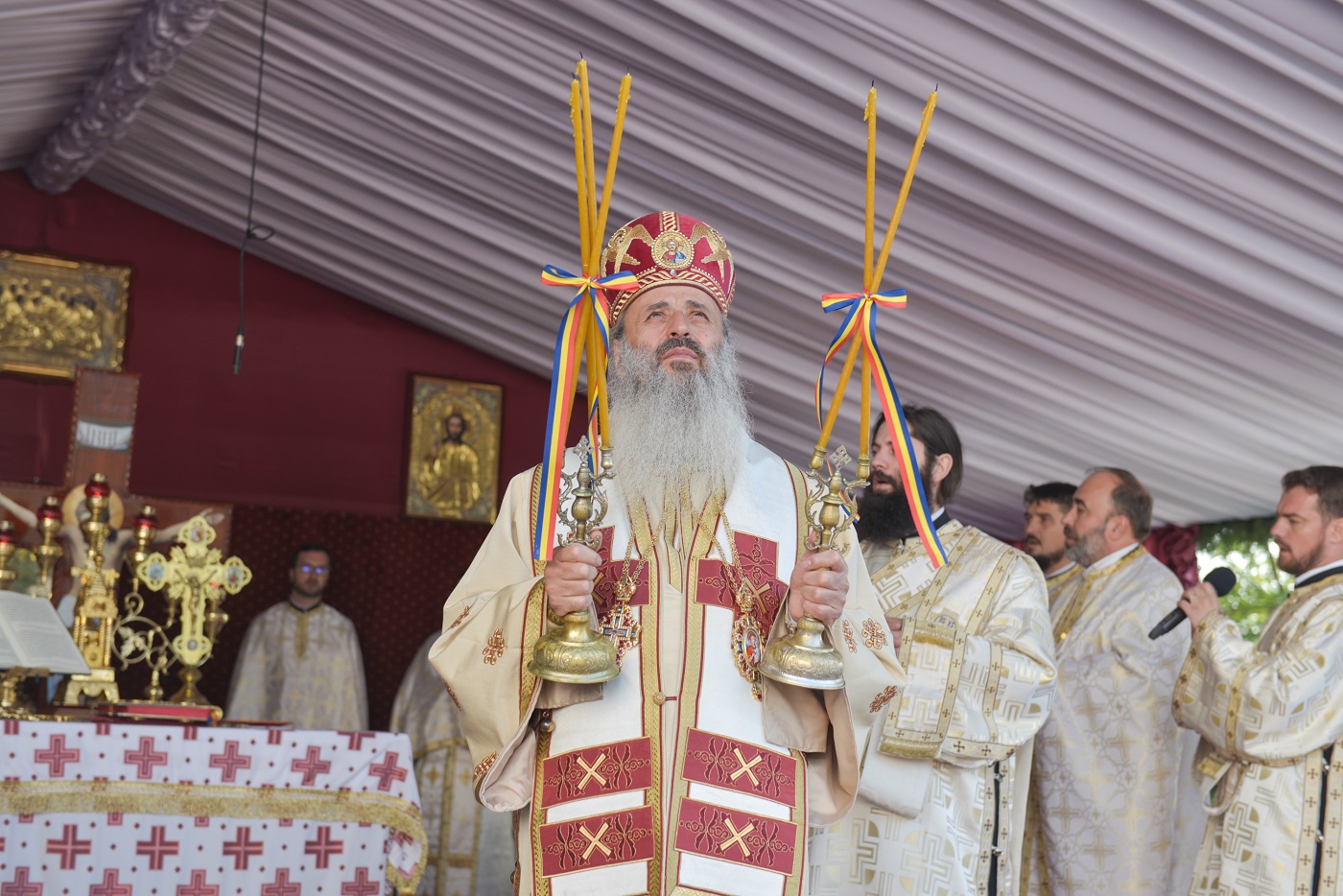 Sfințire de biserică la Concești, Darabani: „A lua crucea și a urma lui Hristos înseamnă  a nu te rușina de identitatea ta de creștin”