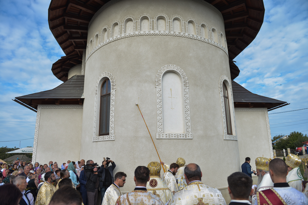 Foto: Alex Atudori Sfințire de biserică la Dondușeni, Republica Moldova: 4 ierarhi au slujit în prezența a 2000 de credincioși