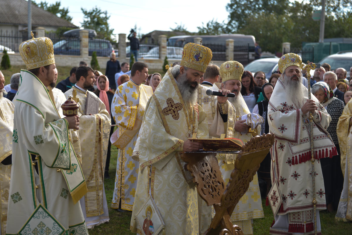 Foto: Alex Atudori Sfințire de biserică la Dondușeni, Republica Moldova: 4 ierarhi au slujit în prezența a 2000 de credincioși