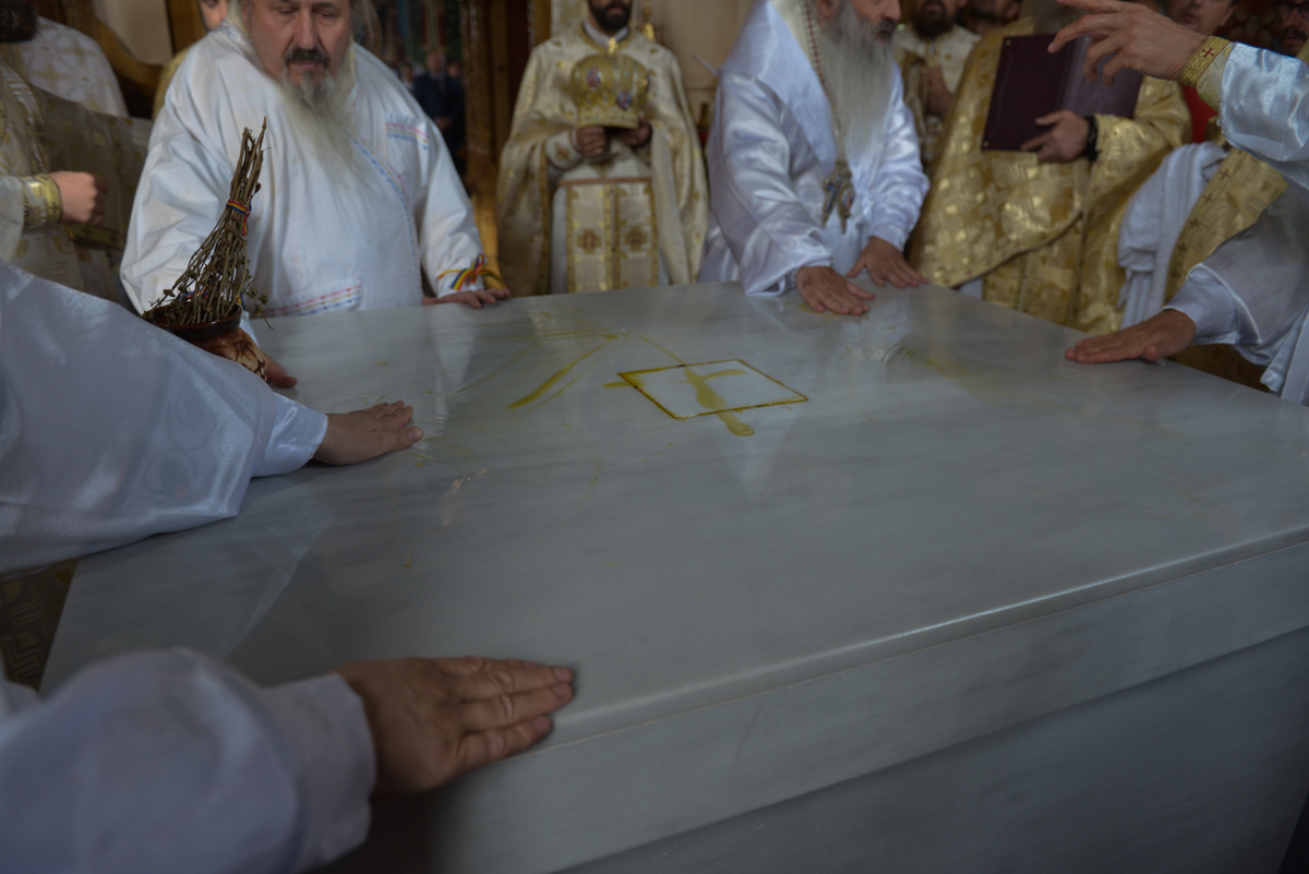 Foto: Alex Atudori Sfințire de biserică la Dondușeni, Republica Moldova: 4 ierarhi au slujit în prezența a 2000 de credincioși