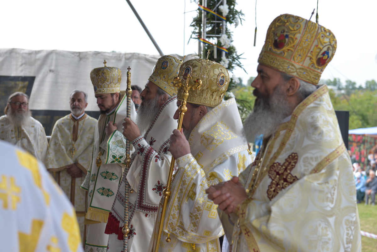 Foto: Alex Atudori Sfințire de biserică la Dondușeni, Republica Moldova: 4 ierarhi au slujit în prezența a 2000 de credincioși