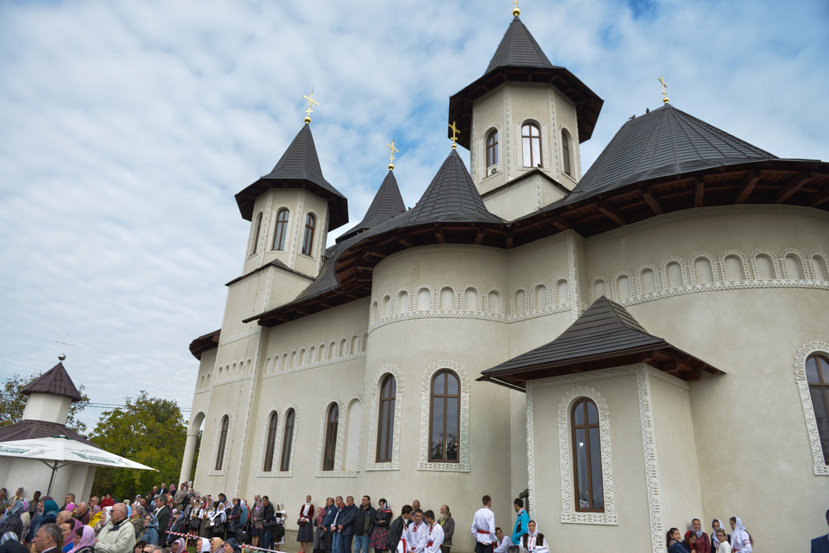 Foto: Alex Atudori Sfințire de biserică la Dondușeni, Republica Moldova: 4 ierarhi au slujit în prezența a 2000 de credincioși