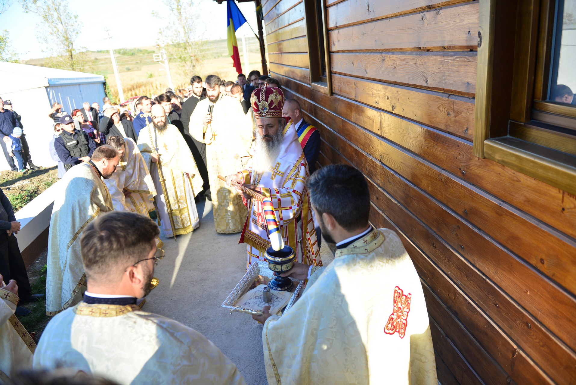 Târnosire de biserică la Lețcani: „Prin sfințire, fiecare altar devine mormântul Domnului”