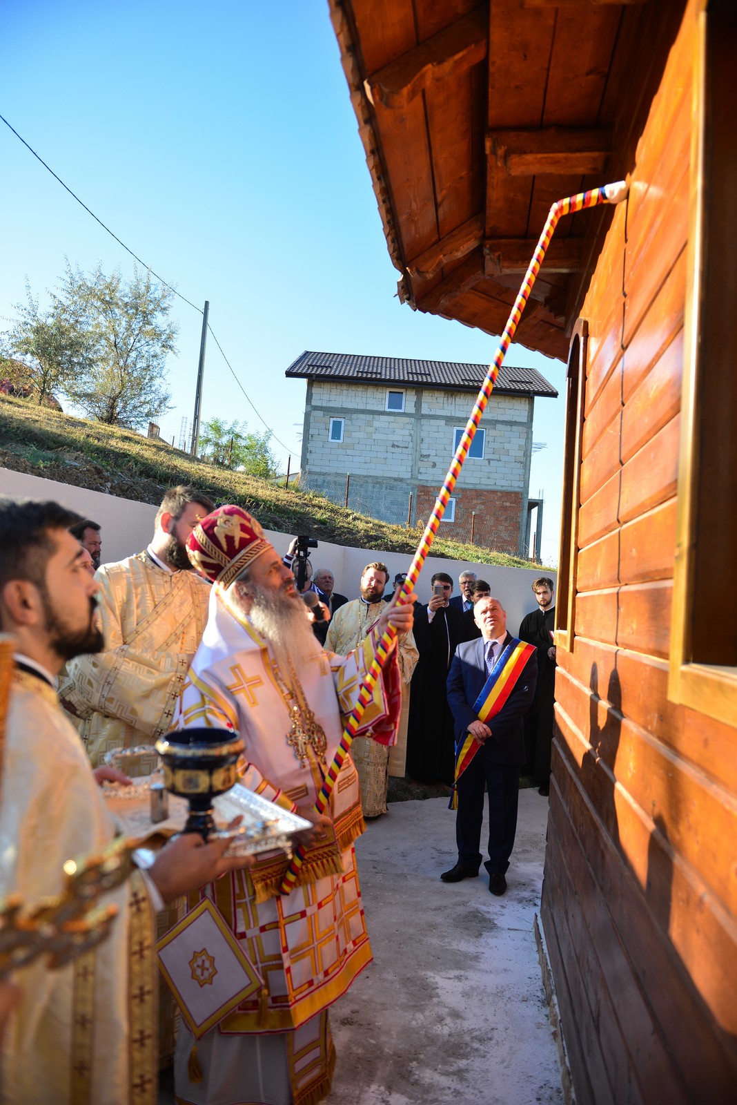 (Foto) Biserică închinată Sfântului Ierarh Mucenic Teodosie de la Brazi, sfințită astăzi la Lețcani