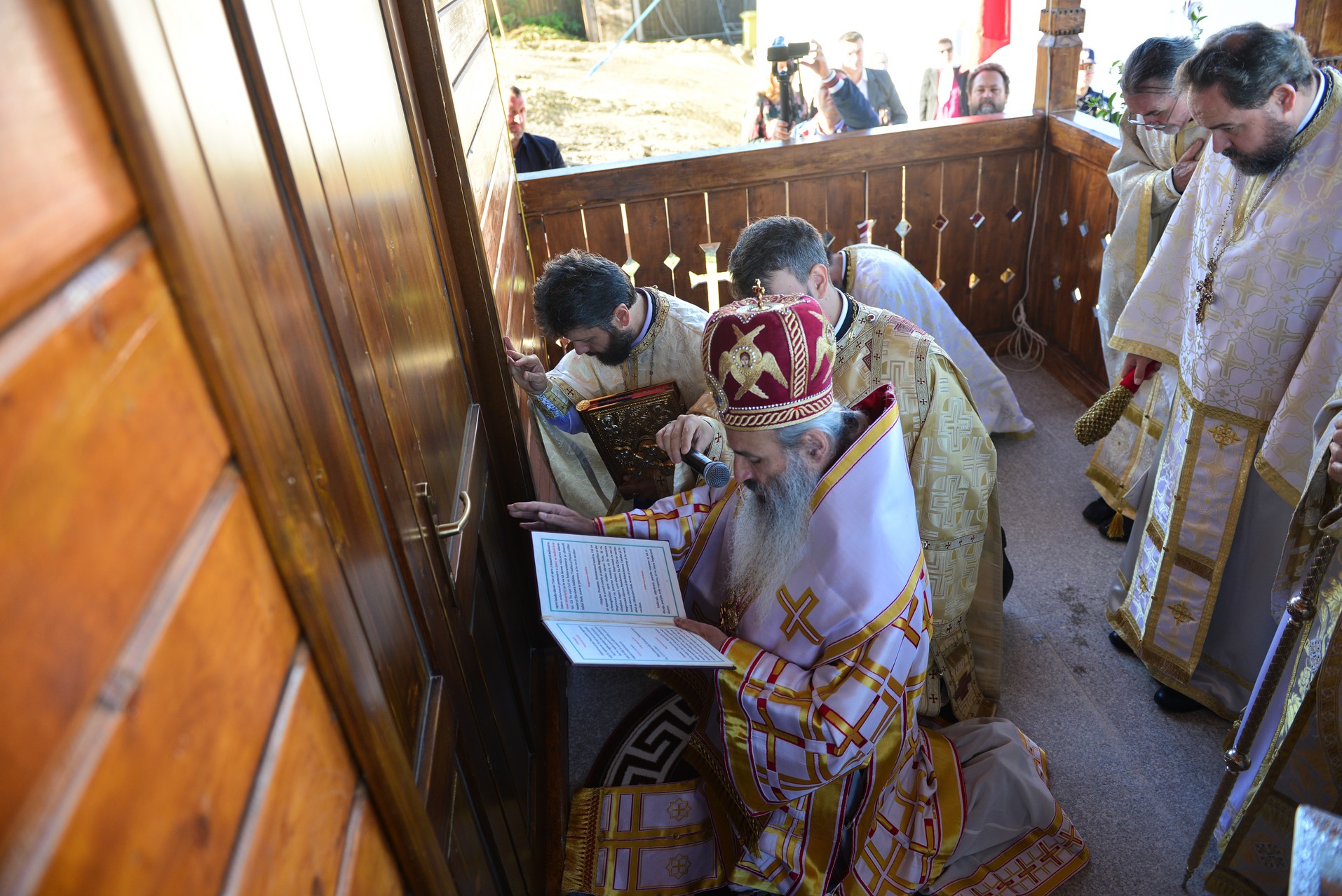 Târnosire de biserică la Lețcani: „Prin sfințire, fiecare altar devine mormântul Domnului”