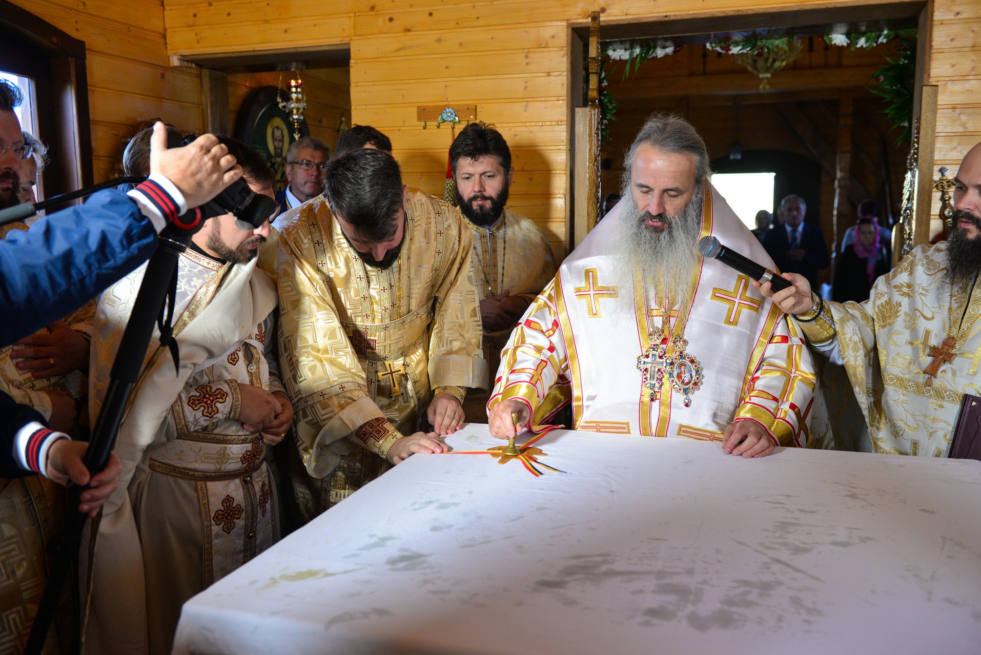 Târnosire de biserică la Lețcani: „Prin sfințire, fiecare altar devine mormântul Domnului”