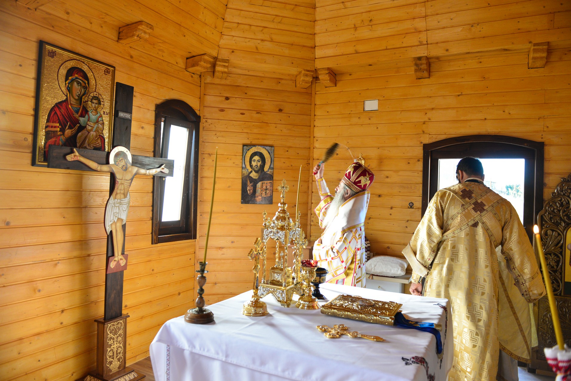 Târnosire de biserică la Lețcani: „Prin sfințire, fiecare altar devine mormântul Domnului”